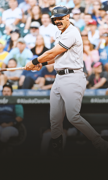 Yankees DH Matt Carpenter fractures left foot on foul ball